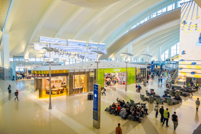 Los Angeles approves a  hourly wage for airport restaurant workers