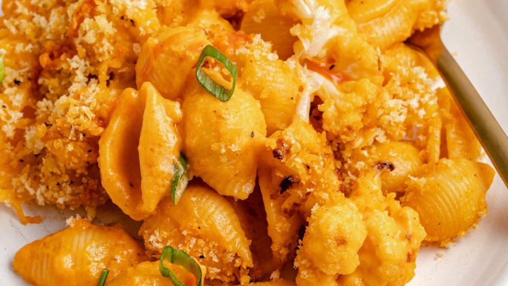 Buffalo Cauliflower Mac and Cheese